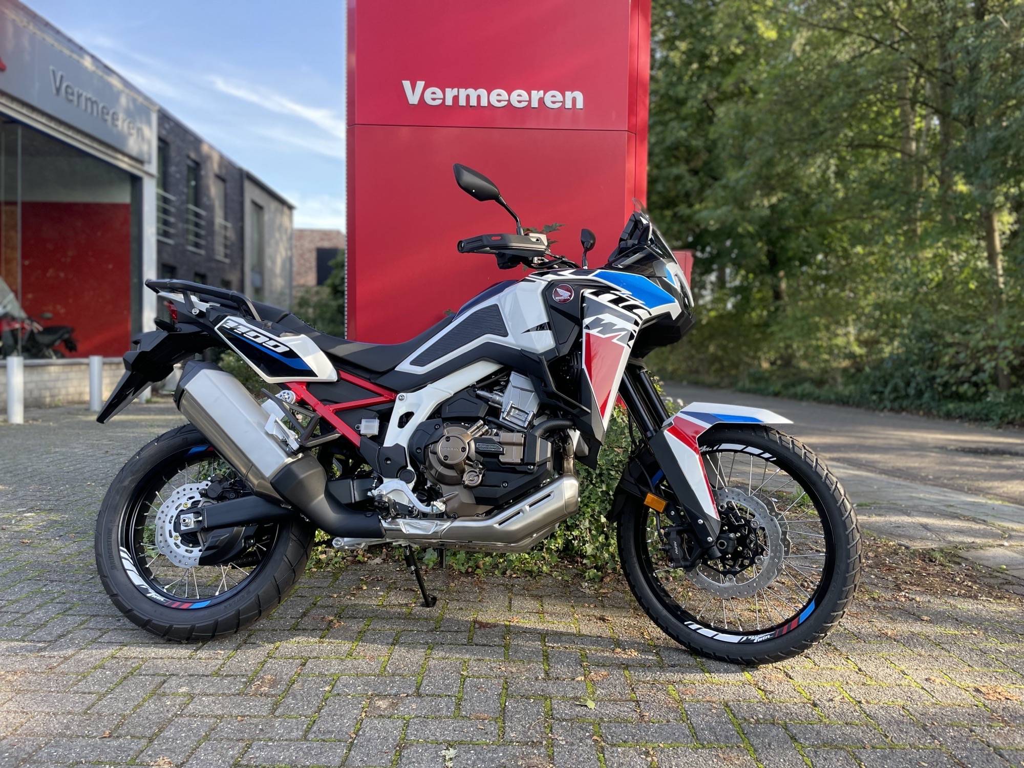 CRF1100L Africa Twin DCT tricolor